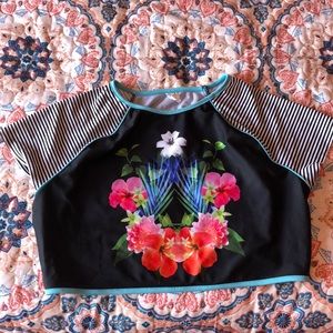 Crop top rash guard! 🌊👙🐠